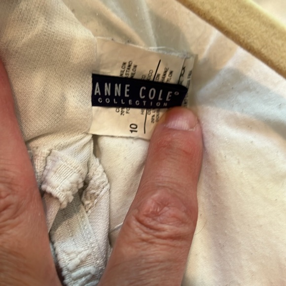 Lightly padded.  V wire at cleavage. Worn max 2 times - Picture 3 of 3